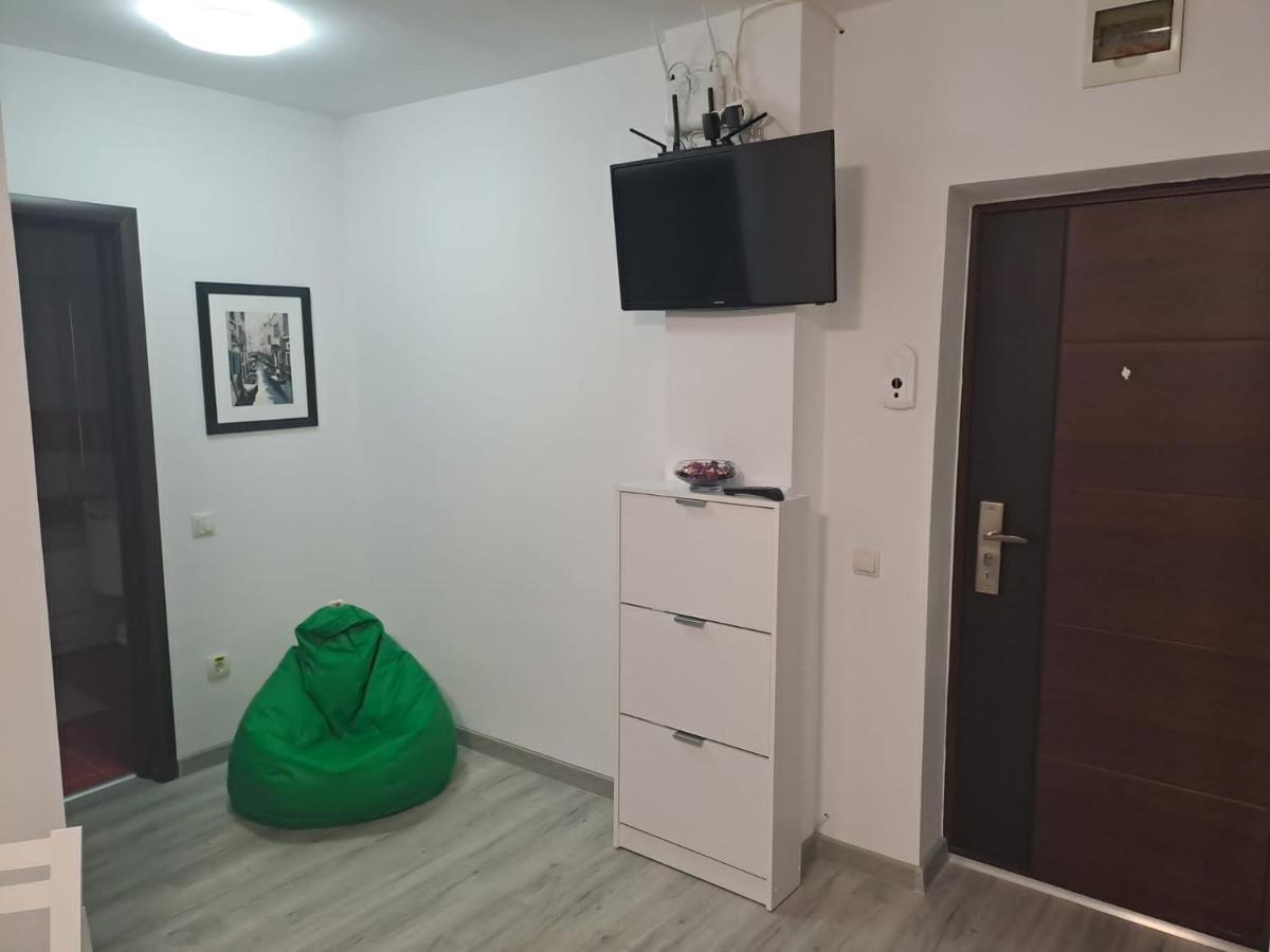 Apartment Bio